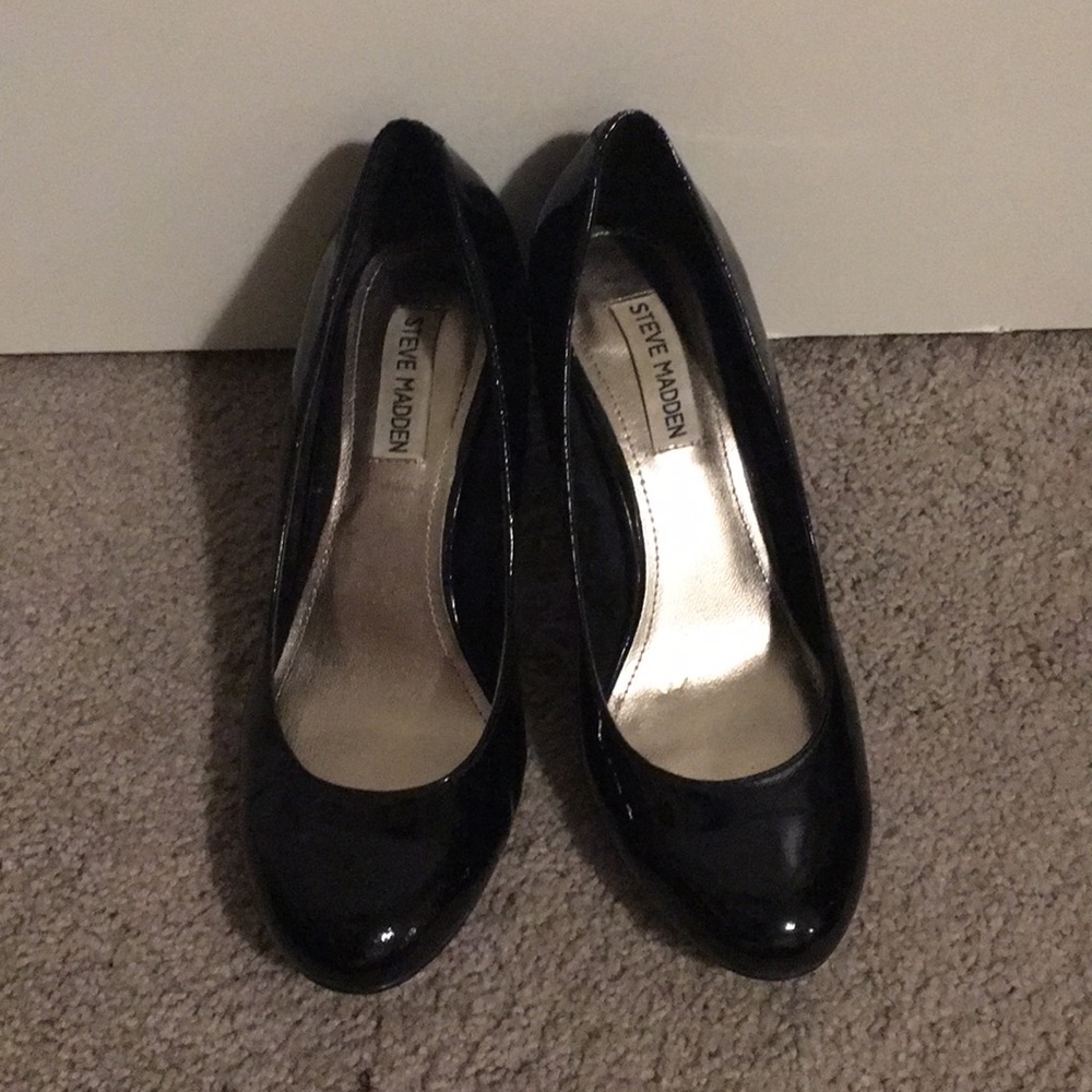 Steve Madden patent black pumps